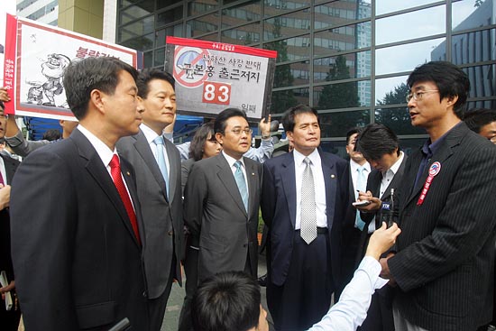 8일 오후 서울 남대문로 YTN사옥을 찾아 노종면 노조위원장으로부터 노조원 집단징계 사태에 대해 설명을 듣고 있는 민주당 조정식, 송영길, 전병헌, 장세환 의원.[사진-통일뉴스 조성봉 기자]