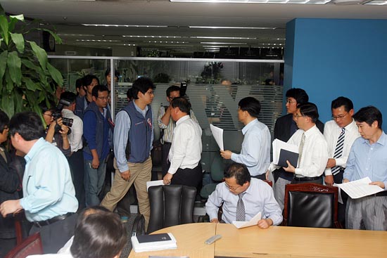 9일 오후 국회 문화관광위원회 생중계를 하지 않기로 결정한 데 대해, 노조원들이 항의하러 보도국에 들어서자 간부들이 황급히 빠져나가고 있다.[사진-통일뉴스 조성봉 기자]