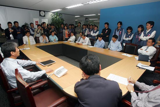 9일 'YTN사태' 관련 국회 문화관광체육방송통신위원회 생중계를 하지 않기로 결정한 것에 대해 항의하고 있는 노조원들.[사진-통일뉴스 조성봉 기자]