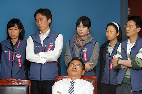 망연자실한 표정으로 서 있는 YTN노조원들.[사진-통일뉴스 조성봉 기자]