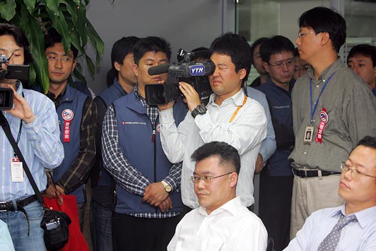 YTN 보도국의 현장을 촬영하고 있는 카메라맨.[사진-통일뉴스 조성봉 기자]