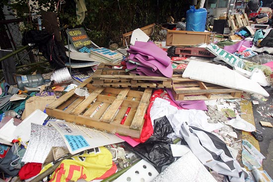 15일 오전 7시 30분 사측은 기륭전자비정규직 노동자들이 원직복직을 요구하며 투쟁을 벌여온 천막농성장을 강제로 철거했다. [사진-통일뉴스 조성봉 기자]