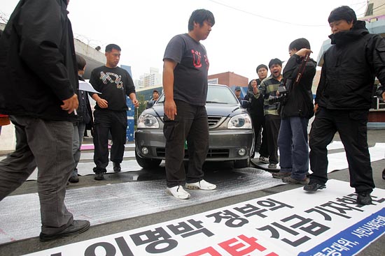오후 3시 예정됐던 기자회견을 준비하던 중 기륭전자에서 나온 차량 한 대와 용역직원들이 기자회견장을 짓밟고 있다. [사진-통일뉴스 조성봉 기자]