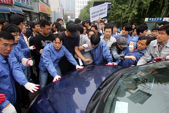 '기륭 농성장'을 찾은 시민들과 용역 직원들의 충돌이 벌어져 몸싸움을 하고 있다. [사진-통일뉴스 조성봉 기자]