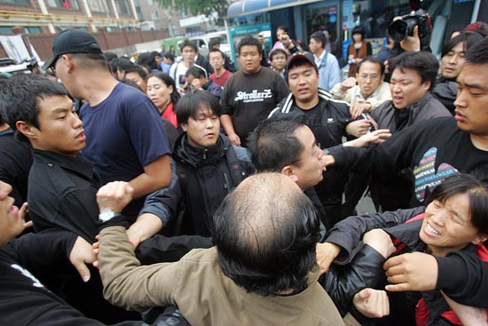 “다 죽여버려, 이 새끼들!”갑자기 흥분한 용역직원들이 시민들에게 달려들었다. [사진-통일뉴스 조성봉 기자]