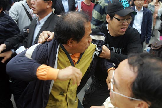 시민에게 폭력을 휘두르는 용역직원(오른쪽). [사진-통일뉴스 조성봉 기자]