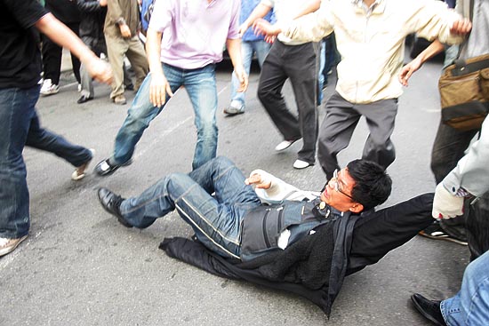 차를 막기 위해 누운 한 시민을 용역직원들이 강제로 끌어내고 있다.[사진-통일뉴스 조성봉 기자]