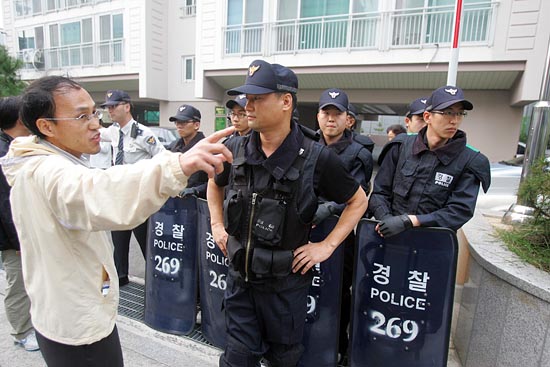 '폭력현장'을 경찰들이 지켜만 보고 있자 한 시민이 강력히 항의하고 있다. [사진-통일뉴스 조성봉 기자]