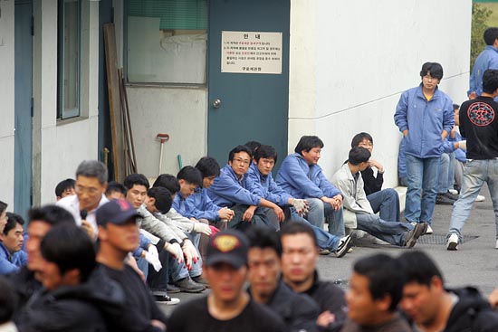 용역직원들 뒷편에 대기하고 있는 회사 직원들.[사진-통일뉴스 조성봉 기자]