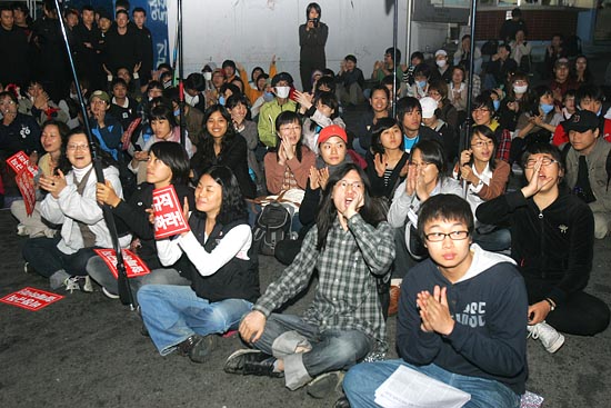 컨테이너가 움직이자 시민들이 환호하고 있다. [사진-통일뉴스 조성봉 기자]