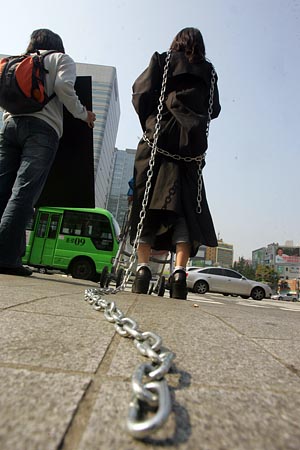 하루아침에 아빠를 빼앗긴 가족들의 마음은 쇠사슬보다 더 무겁기만 하다. [사진-통일뉴스 조성봉 기자]
