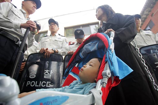청와대 입구 청운동사무소 앞에서 경찰은 하유진씨가 상복을 입고 있다는 이유로 1인 시위를 가로막았다. [사진-통일뉴스 조성봉 기자]