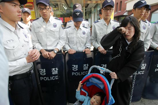 1인 시위까지 막아나서자 가족들은 울음을 터트렸다. [사진-통일뉴스 조성봉 기자]