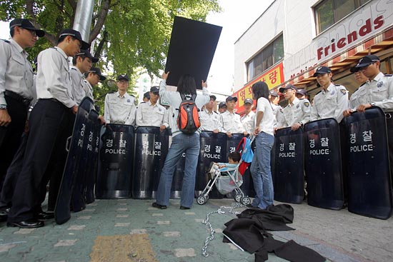 경찰은 약 30여명의 병력을 투입해 1인 시위를 가로막았다. [사진-통일뉴스 조성봉 기자]