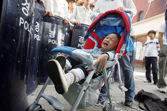 울음을 터트리는 최한욱 집행위원장의 아들 최유림(3세). [사진-통일뉴스 조성봉 기자]