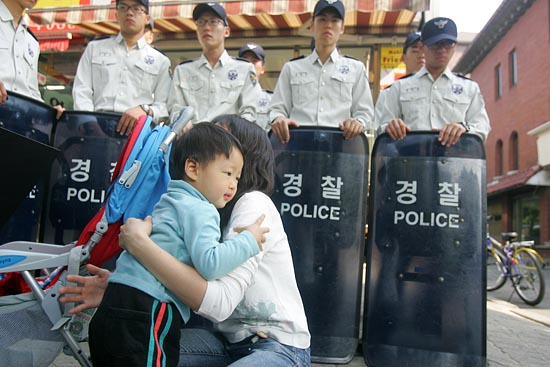 엄마가 안아주자 아이가 울음을 그치고 있다. [사진-통일뉴스 조성봉 기자]