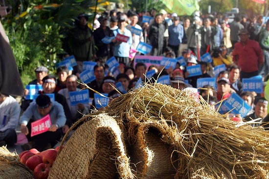 농민들은 쌀직불금 불법수령에 항의하기 위해 지게에 쌀가마니와 볏짚을 지고 상경했다. [사진-통일뉴스 조성봉 기자]