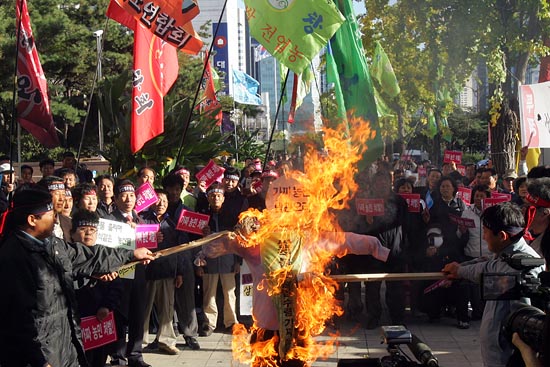 농민들이 '쌀직불금 불법수령'에 항의하며 '가짜농민, 탐관오리'화형식을 진행하고 있다. [사진-통일뉴스 조성봉 기자]