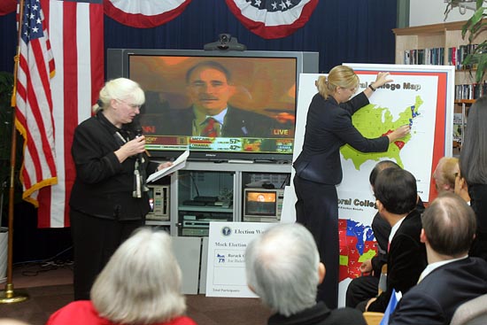 미 대사관측 관계자들이 각 주별 선거결과를 표시하고 있다. [사진-통일뉴스 조성봉 기자]