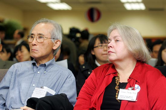 미 대선 결과를 유심히 지켜보는 미국인. [사진-통일뉴스 조성봉 기자]