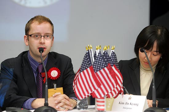 크리스 콜스(Kris Kvols) 정치담당 서기관은 