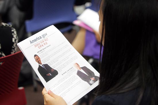 미 대선 후보 프로필을 유심히 보고 있는 참가자. [사진-통일뉴스 조성봉 기자]