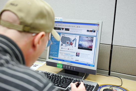 미 대선 개표상황을 인터넷으로 검색해보고 있는 미국인.[사진-통일뉴스 조성봉 기자]