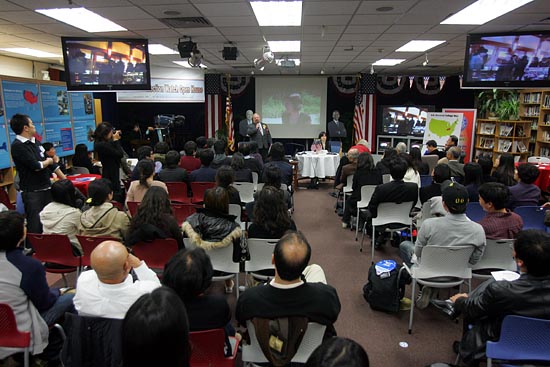 대사관측은 정보자료센터 중앙에 대형 슬라이드 화면, 중.대형 TV 3대를 설치, CNN 등으로부터 들어오는 미 대선결과를 실시간으로 중계하고 있다. [사진-통일뉴스 조성봉 기자]