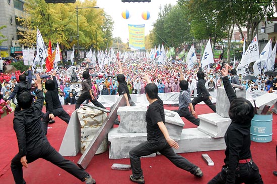 9일 오후 대학로에는 3만여명의 노동자들이 모여 이명박 정부를 한 목소리로 규탄했다. [사진-통일뉴스 조성봉 기자]