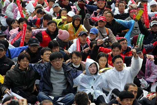 참가자들은 궂은 날씨에도 아랑곳하지 않고, 어깨동무를 하며 자리를 지켰다.[사진-통일뉴스 조성봉 기자]