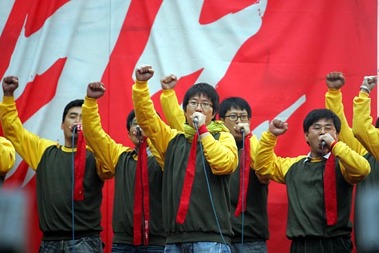 투쟁의 의지를 다지는 노래를 부르는 2008노동자대회 노래패.[사진-통일뉴스 조성봉 기자]