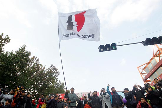 민주노총 깃발아래 노동자들의 투쟁은 계속 될 것이다.[사진-통일뉴스 조성봉 기자]