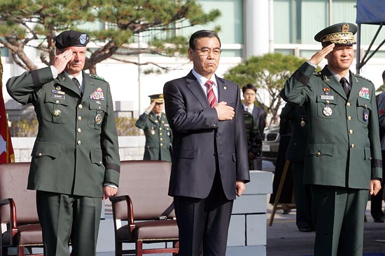 2012년 해체를 앞둔 한미연합군사령부(연합사)가 창설 30주년을 맞아 용산 미군기지 나이트필드에서 13일 기념식을 가졌다. (왼쪽부터)월터 샤프 연합사 사령관, 이상희 국방부 장관, 이성출 부사령관. [사진-통일뉴스 조성봉 기자]