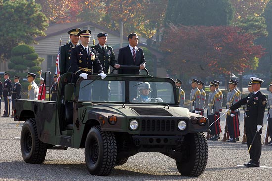 사열을 받고 있는 (왼쪽 뒷줄부터)부사령관, 연합사 사령관, 국방부장관. [사진-통일뉴스 조성봉 기자]