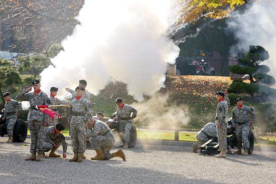 행사주빈 입장과 동시에 행사 시작을 알리는 예포 19발이 발사됐다. [사진-통일뉴스 조성봉 기자]