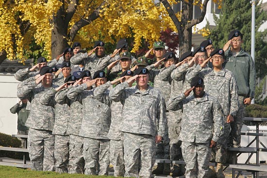 거수경례를 하고 있는 용산 미군기지내 병사들.[사진-통일뉴스 조성봉 기자]