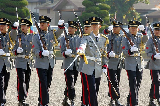 사령관의 분열(Pass in review)명령에 따라 분열하는 병사들. [사진-통일뉴스 조성봉 기자]