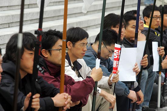 '방송법 시행령 개악'을 저지하기 위해 펜과 ENG카메라가 아닌 깃발을 들고 거리로 나온 언론인들.[사진-통일뉴스 조성봉 기자]