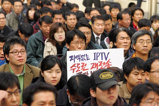 참가자들은 '방송법 시행령 개악' 이 수도권과 비수도권의 균형발전을 도모하는 데 헌신한 지역방송을 사라지게 할 것이라고 주장했다.[사진-통일뉴스 조성봉 기자]