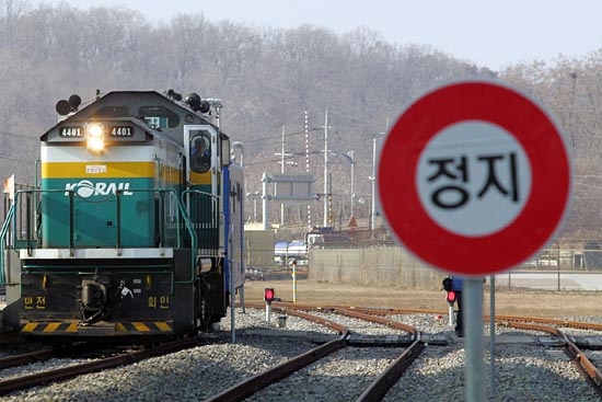 북한이 다음달부터 남북화물열차 운행 중단을 통보한 가운데 28일 오후, 개성 봉동역을 출발한 화물열차가 도라산역을 향해 들어오고 있다. [사진-통일뉴스 조성봉 기자]