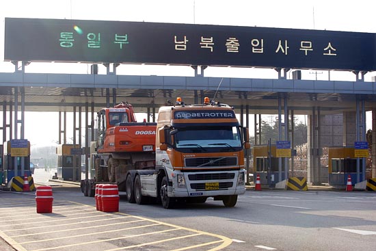 개성공단에 있는 공사 장비들을 싣고 나오는 화물트럭.[사진-통일뉴스 조성봉 기자]