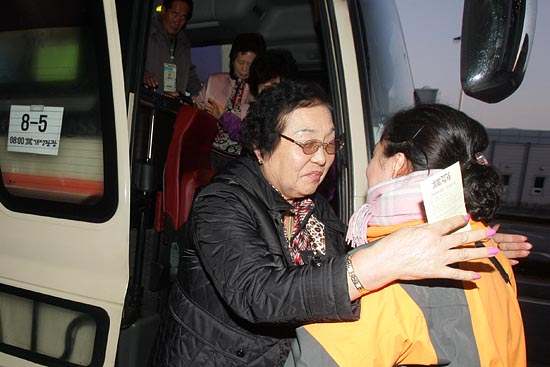 마지막이 될지도 모르는 개성관광을 다녀온 관광객이 안내원에게 