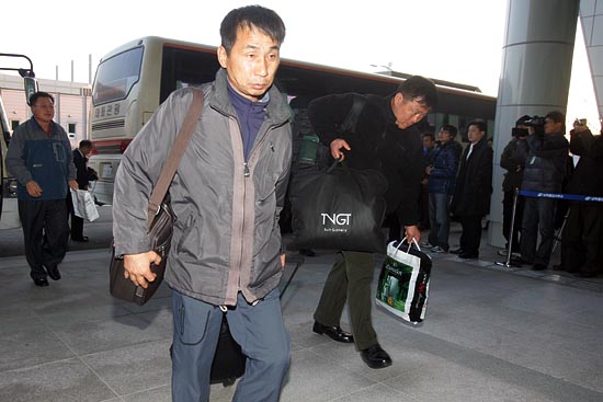 개성공단 관계자들이 짐을 들고 나오고 있다.[사진-통일뉴스 조성봉 기자]