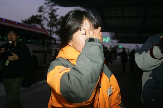 개성관광을 끝마치고 남북출입사무소로 돌아온 마예은 관광안내원은 끝내 참았던 눈물을 흘렸다. [사진-통일뉴스 조성봉 기자]