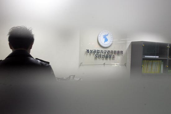 창문 틈으로 본 개성공업지구관리위원회 도라산 출장소 사무실 모습은 한적하기만 하다.[사진-통일뉴스 조성봉 기자]