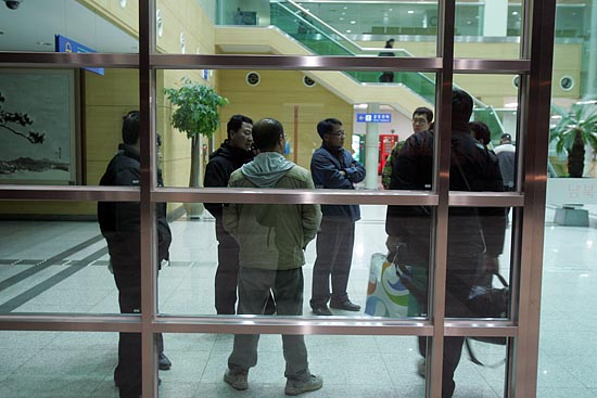 북한이 개성관광과 열차운행 중단을 통보한 가운데, 남북출입국사무소로 돌아온 개성공단 근로자들이 이야기를 나누고 있다.[사진-통일뉴스 조성봉 기자]