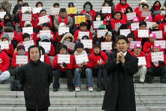 기자회견에 참석한 홍희덕 민주노동당 의원(왼쪽)과 김재윤 민주당 의원. [사진-통일뉴스 조성봉 기자]