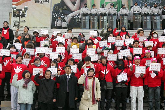 이명박 대통령은 경제대통령이 되겠다고 국민들과 약속했다. 그 약속을 1년도 안되어서 잊어버린건 아닐까? [사진-통일뉴스 조성봉 기자]