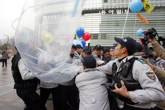 경찰은 단 한차례 경고 방송도 없이 예술인들이 준비한 막대풍선을 빼앗아 버렸다. [사진-통일뉴스 조성봉 기자]