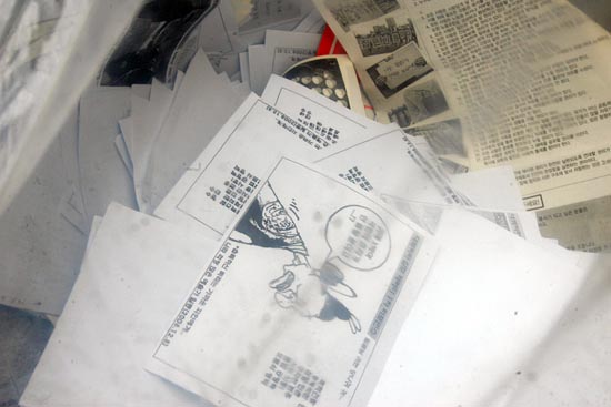 막대풍선 안에 이명박 정부를 비판하는 'MB삐라'가 담겨져 있다. [사진-통일뉴스 조성봉 기자]